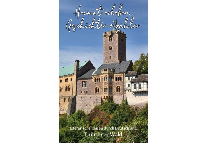 Historische Burg auf einem Hügel mit grüner Vegetation im Vordergrund.