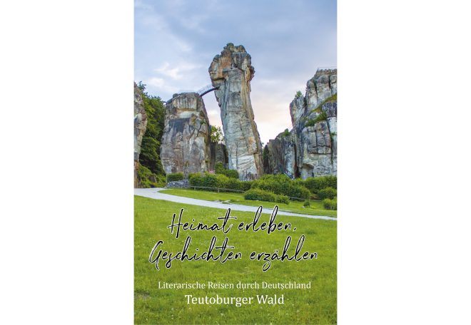 Ruinen von Thronburg in einer grünen Landschaft, umgeben von Bäumen und blauem Himmel.
