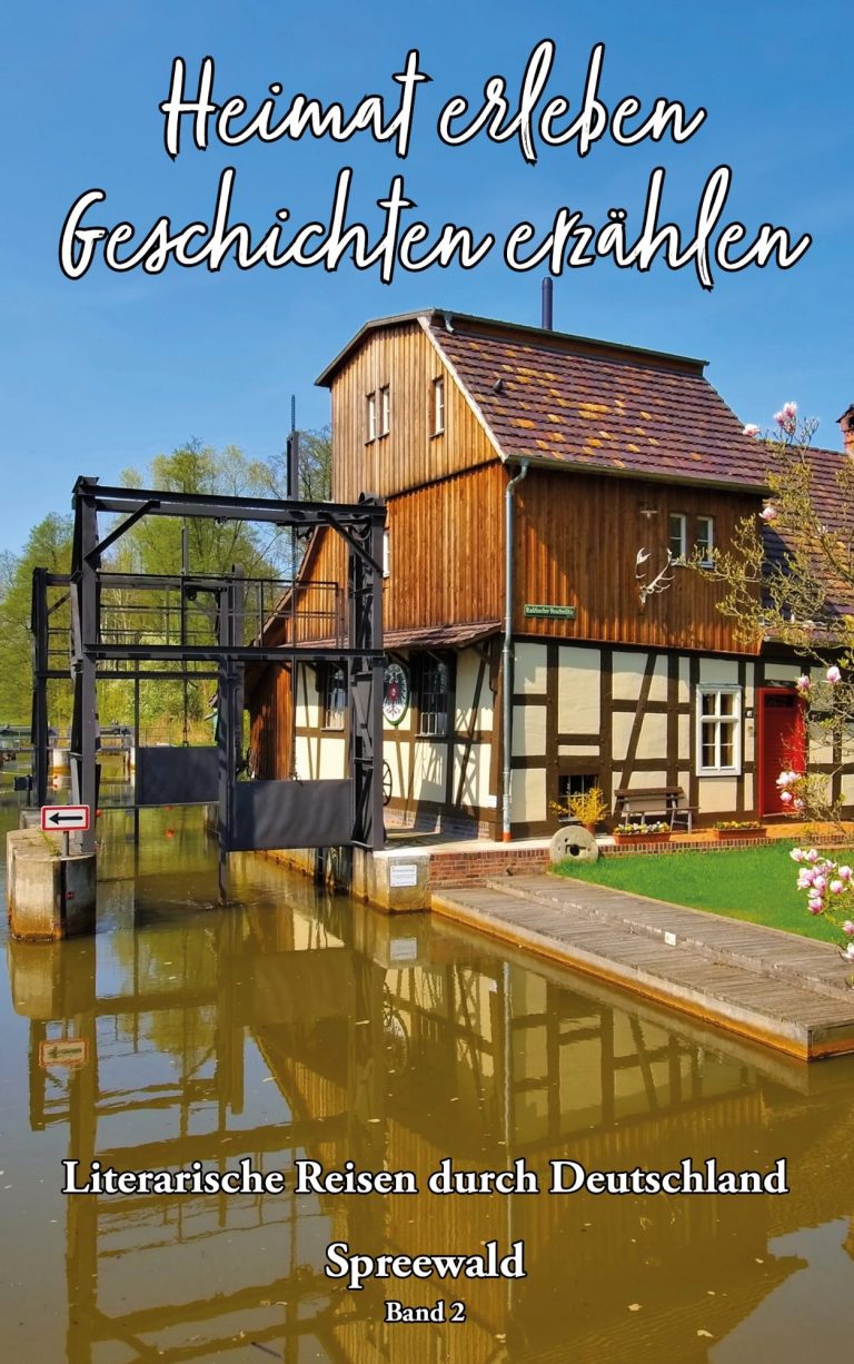 Cover Idyllische Landschaft mit Booten und traditionellen Häusern umgeben von grüner Vegetation.