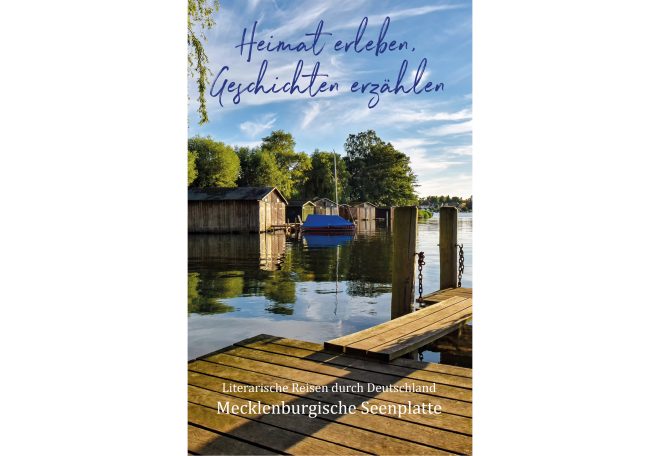 Ruhige Wasserlandschaft mit Boot und Holzstegen, umgeben von Bäumen und blauem Himmel.