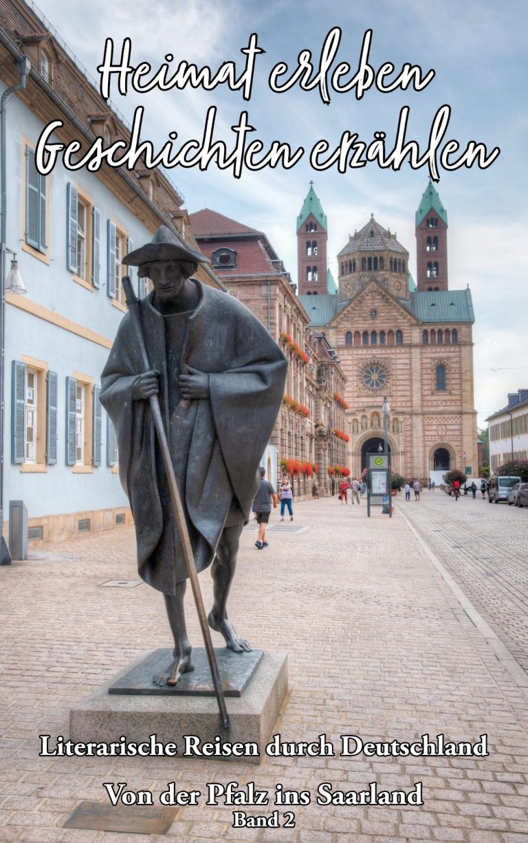 Idyllische Landschaft mit Booten und traditionellen Häusern umgeben von grüner Vegetation.