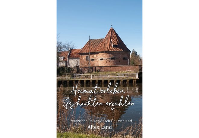 Historisches Gebäude mit rotem Dach, am Wasser gelegen, umgeben von Bäumen.