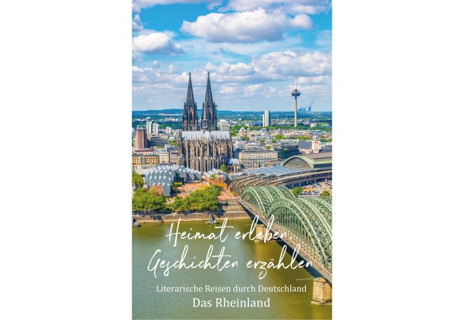 Panoramaaufnahme von Köln mit dem Kölner Dom und Rheinbrücke. Wolken am Himmel.