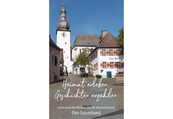 Blick auf eine historische Altstadt mit einem Turm und bunten Fenstern.
