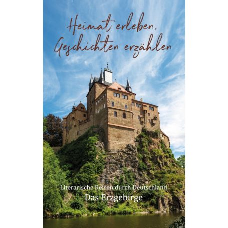 Eine malerische Burg umgeben von Wasser und Bäumen unter einem blauen Himmel.