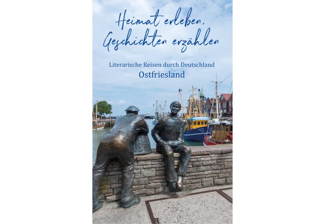Statue von zwei Männern am Wasser mit Booten im Hintergrund und schriftlicher Beschriftung.