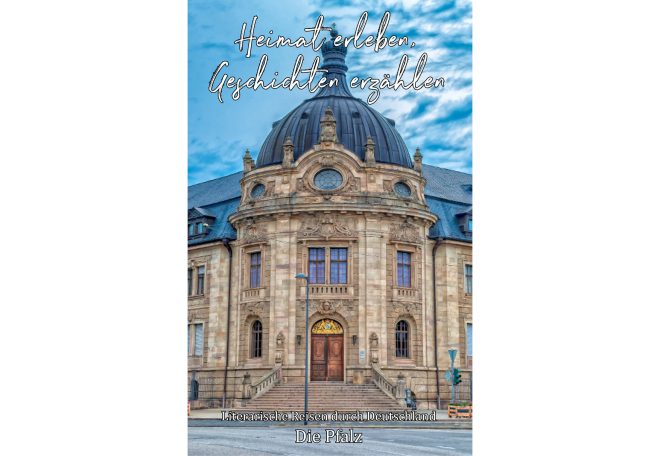 Historisches Gebäude mit kuppelförmigem Dach und verzierten Fassaden.