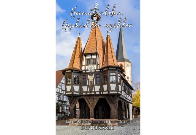 Fachwerkhaus mit spitzen Dächern und Turm im Hintergrund.