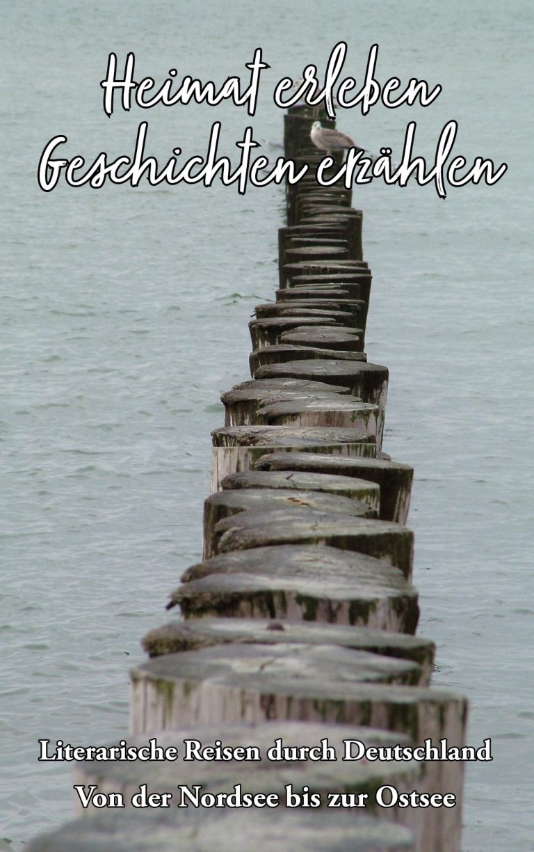 Blick auf eine Stadt mit markantem Turm und Häusern, darüber der Schriftzug "Heimat erleben. Geschichten erzählen."
