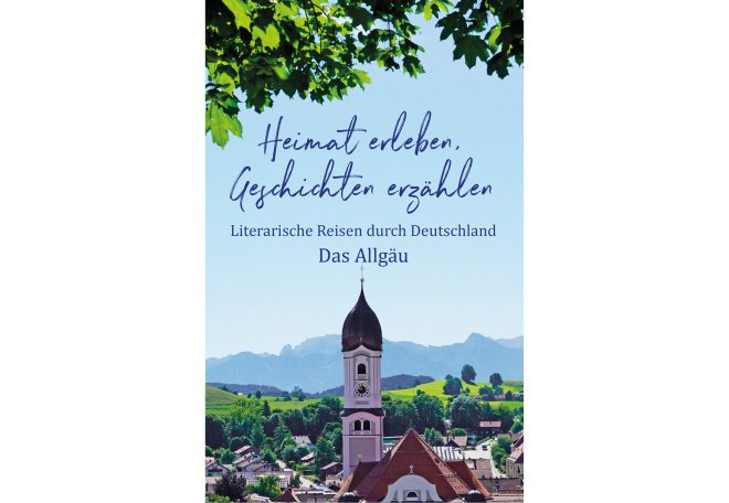 Landschaft mit einem Kirchturm und Bergen im Hintergrund, Titel: Heimat erleben, Geschichten erzählen.