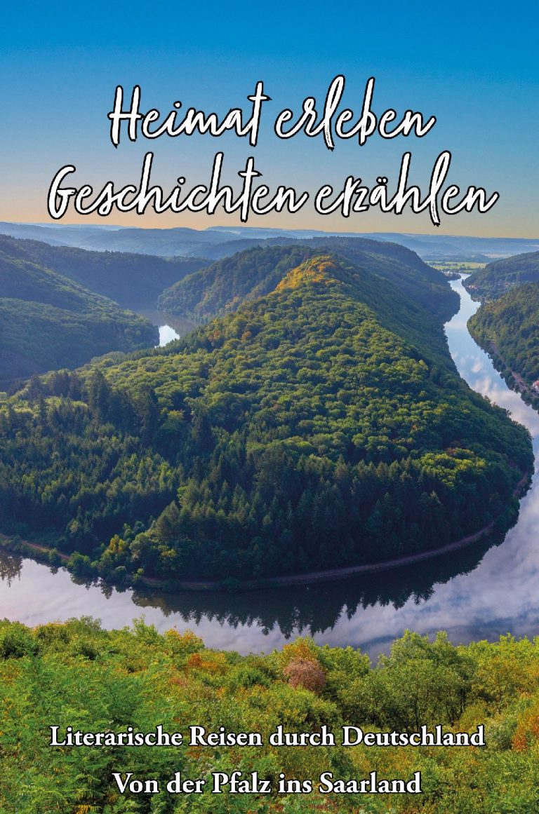 Ein Frau sitzt an einem Tisch mit Büchern und Glücksmomenten, umgeben von bunten Deko-Elementen.