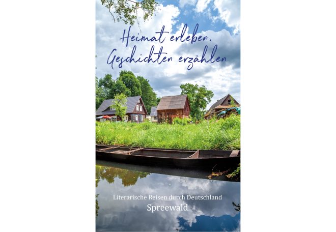 Schöne ländliche Szene mit Häusern am Wasser und bewölktem Himmel.
