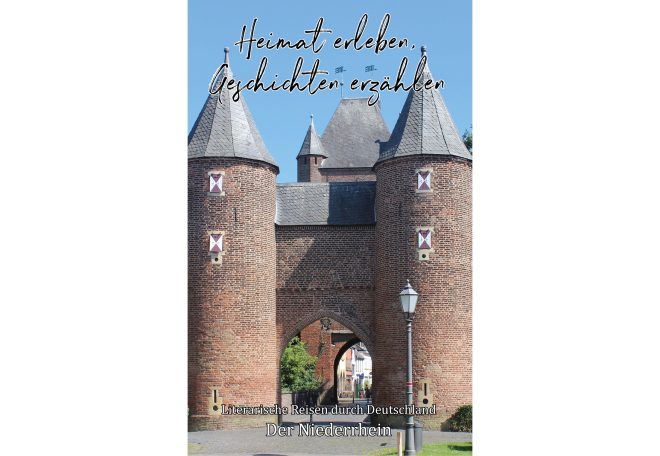 Historisches Tor mit Zinnen und einem gepflasterten Weg im Vordergrund.