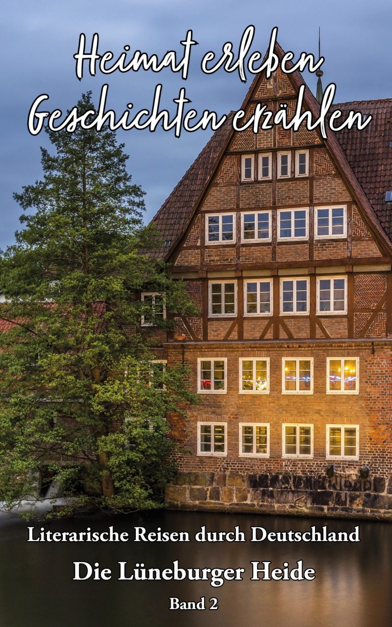 Landschaft mit Baumgruppen und Heideflächen, Text: „Heimat erleben, Geschichten erzählen“.