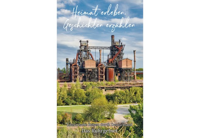 Industrielle Anlage mit historischen Hochöfen und umgebender Natur.