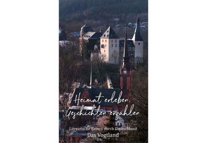 Landschaft mit historischen Gebäuden und Kirchen, umgeben von Bäumen und Hügeln.
