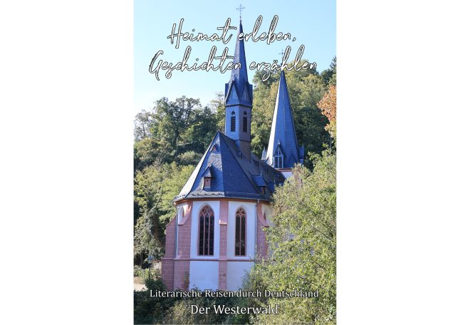 Eine kleine Kirche mit hohen Türmen, umgeben von Bäumen und grünem Gelände.