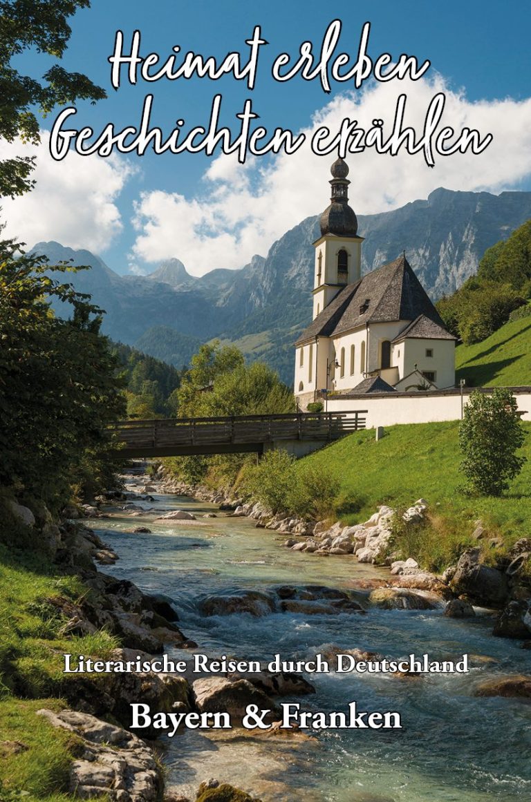 Ein Frau sitzt an einem Tisch mit Büchern und Glücksmomenten, umgeben von bunten Deko-Elementen.