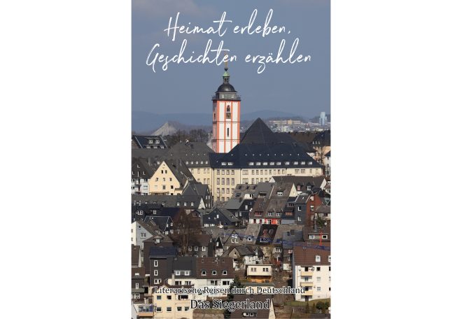 Stadtansicht mit historischem Turm und Landschaftshorizont, Schriftzug oben.