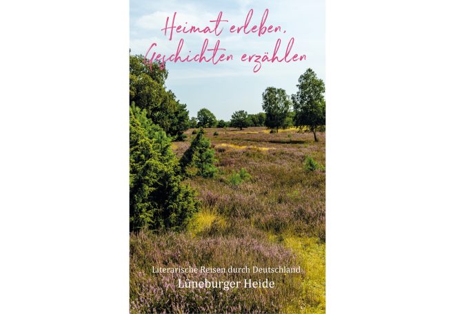Landschaft mit lila Blumen und Bäumen im Hintergrund, Titel in rosa Schrift.